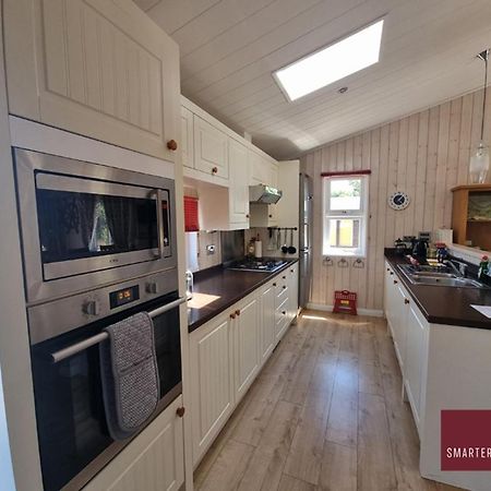 Milford On Sea - 4 Bedroom Lodge In Shorefield Country Park ภายนอก รูปภาพ